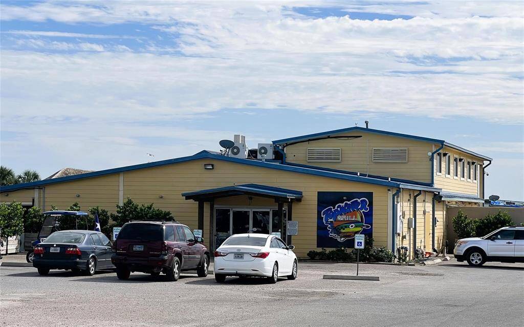 Just 2 blocks from the famous Top Water Grill and 8 blocks from fancy Pier 6 and Marina