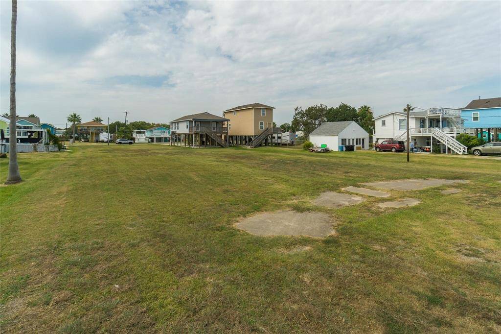.3076 acre lot