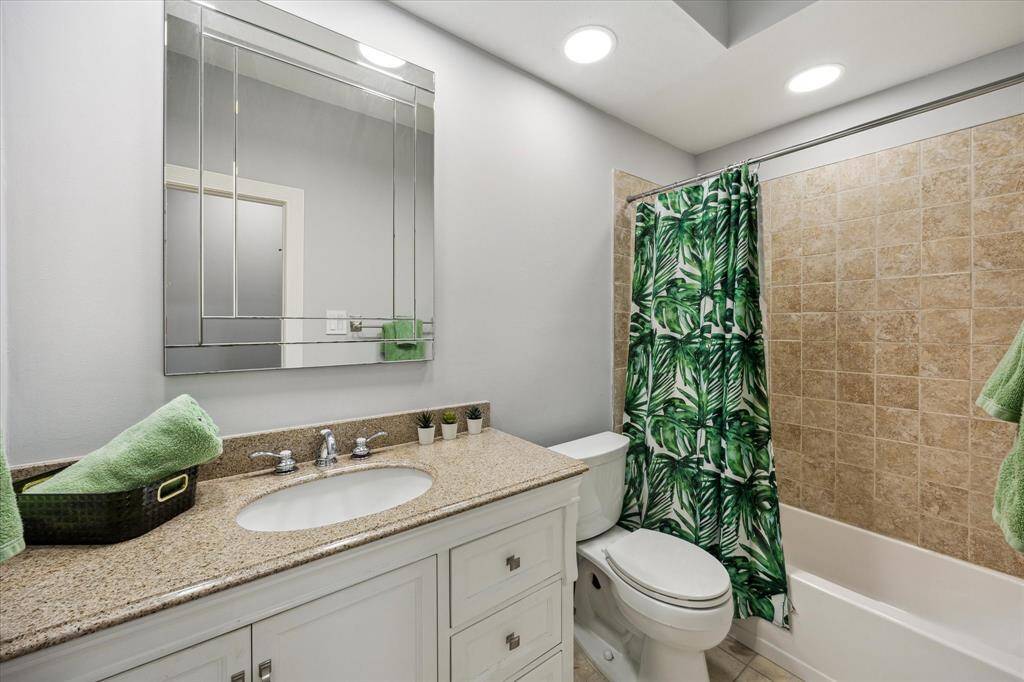 Guest bath between the two guest rooms.