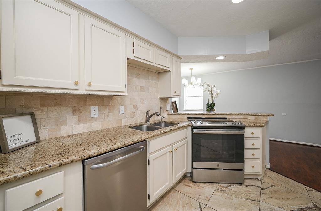 Modern and inviting kitchen with an open view to the dining area.