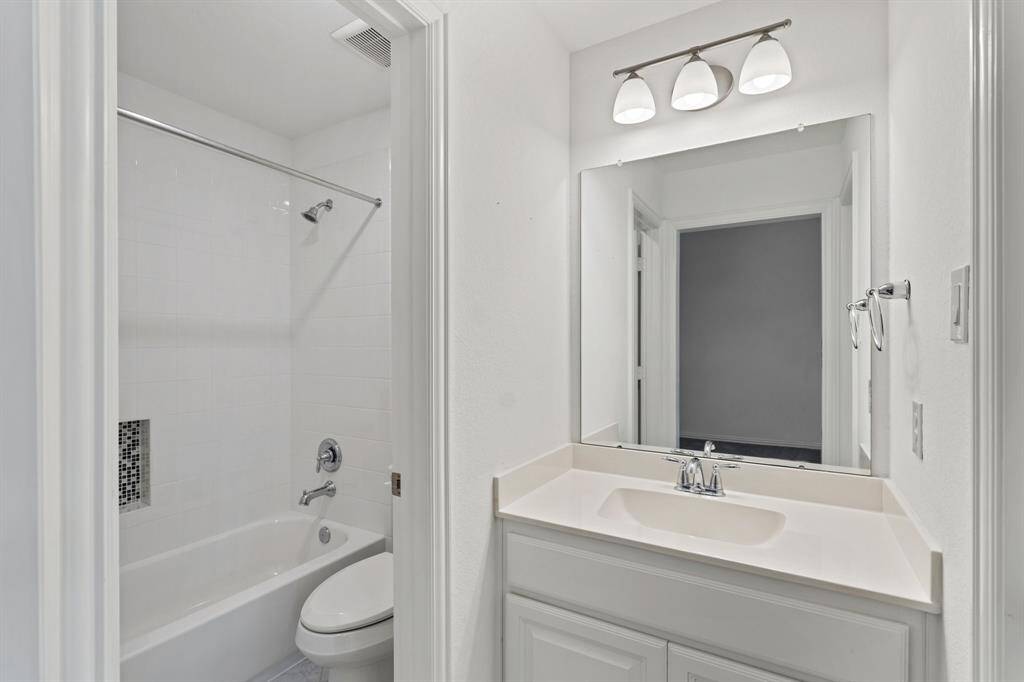 The fourth bedroom's ensuite bathroom.
