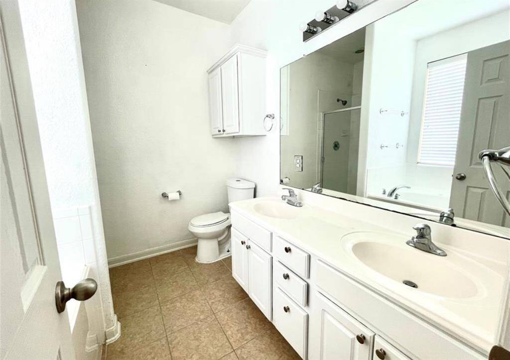 Double sink in primary bath