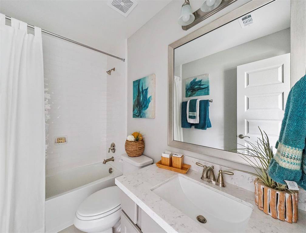 Hall bath (*Photo not of actual home and used for illustration purposes only.)