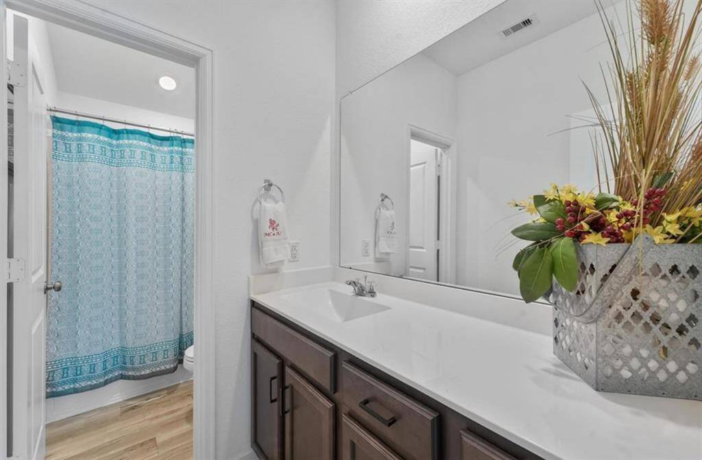 Upstairs full bathroom
