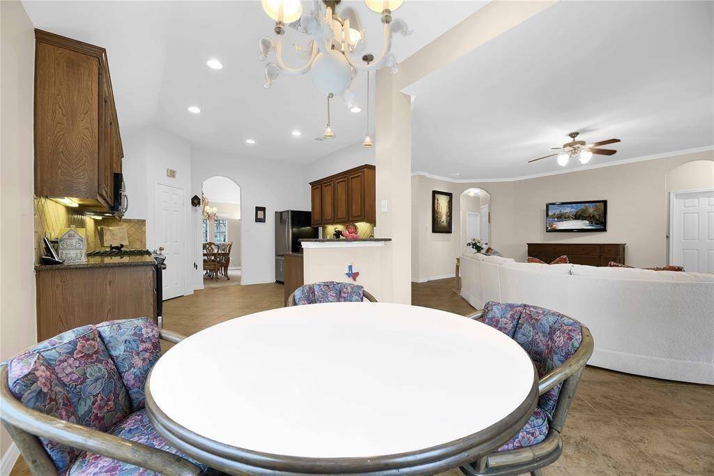 Breakfast towards kitchen