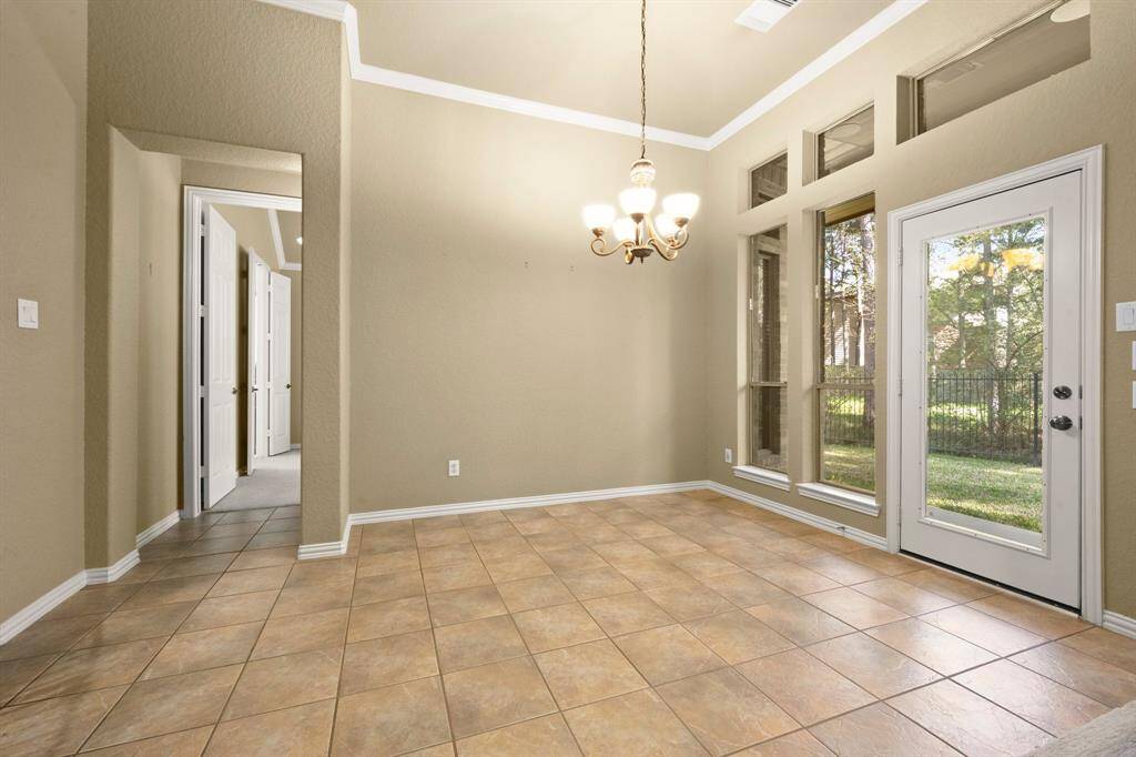 Spacious Breakfast Nook