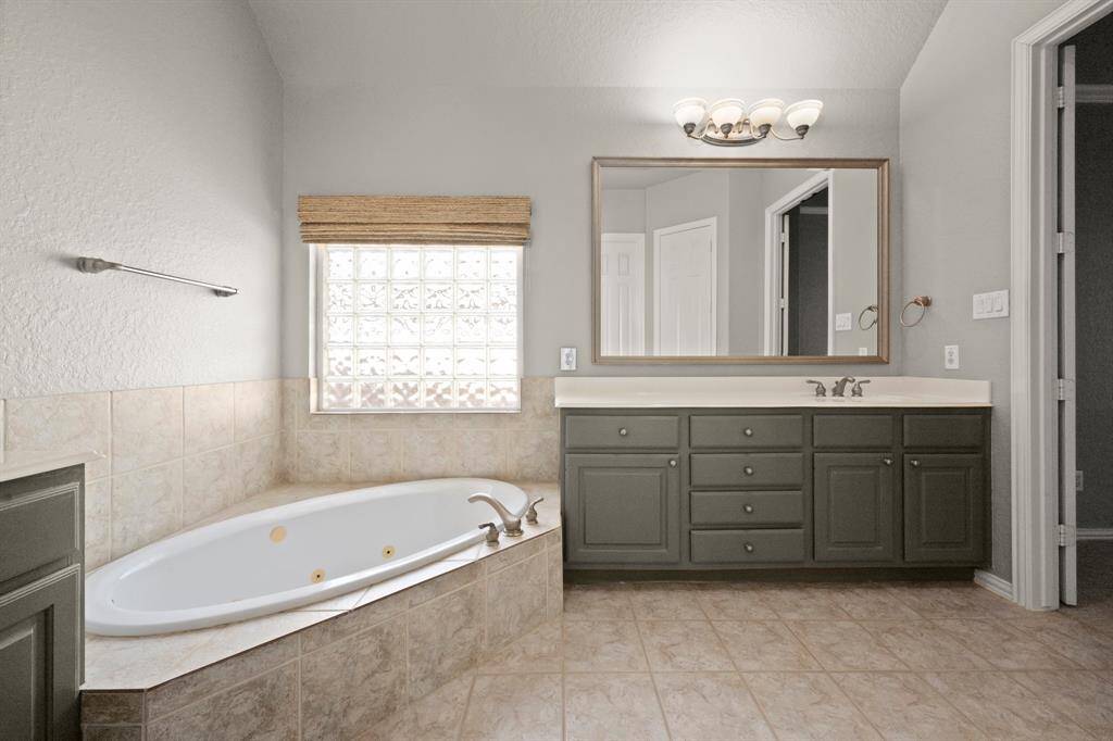 Duel vanities on either side of the jetted tub
