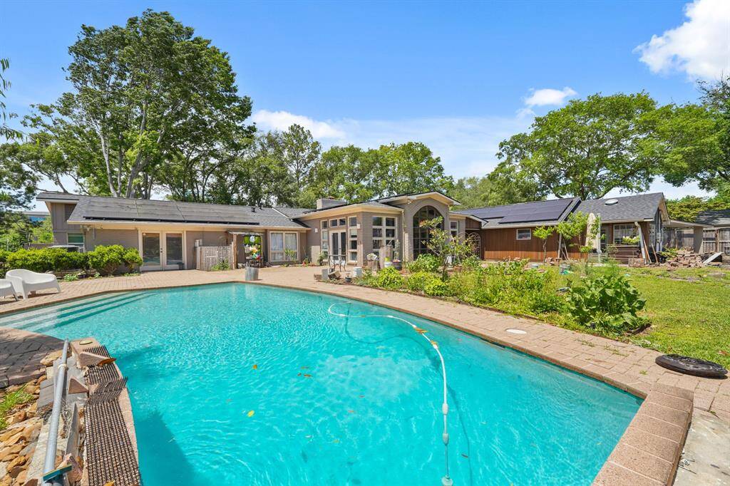 This backyard offers plenty of green space, an INCREDIBLE sparkling pool & spa, and an oversized patio making this an entertainers paradise!