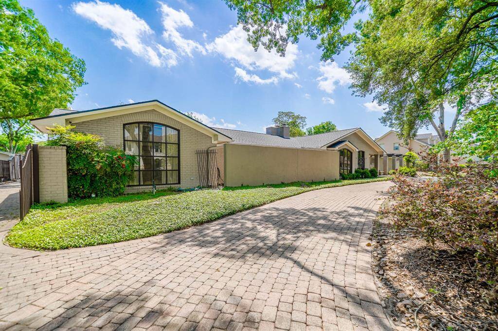 1407 Briar Bayou sits on over Half An Acre in the heart of Briar Forest. Minutes to the Energy Corridor, Memorial, Beltway 8, and I-10.
