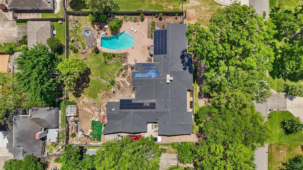 This beautiful property sits on over Half An Acre in the heart of Briar Forest. Minutes to the Energy Corridor, Memorial, Beltway 8, and I-10.