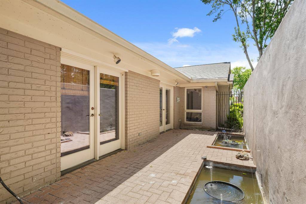 This gorgeous home offers an atrium which not only allows wonderful natural light through the home, it's perfect for a quiet outdoor escape!