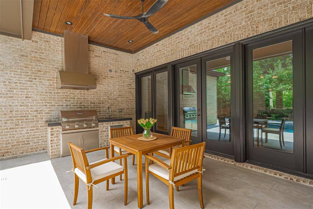 The built-in barbecue is gas-connected and equipped with an exhaust fan.