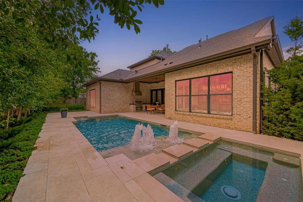 Experience luxury with a heated pool and spa, featuring smart technology for ultimate convenience. Enjoy in-floor cleaning, timed lighting, and automated cleaning cycles. The system includes an automatic freeze mode to protect against frozen pipes, and chemical levels are easily monitored through the Pentair app.