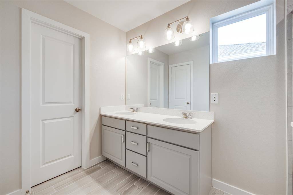 Dual vanity in the ensuite primary bath—plenty of space to spread out and start the day without bumping elbows.