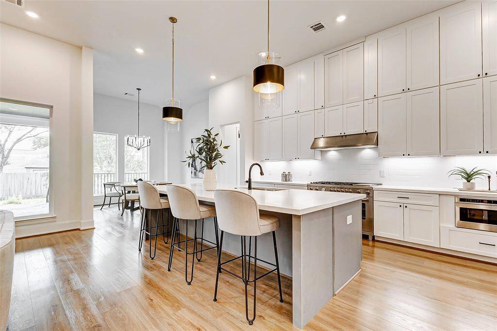 Just beyond the entryway, theheart of the home unfolds in thisbreathtaking kitchen, designedwith an expansive open layoutperfect for entertaining. Theextended island providesabundant workspace andseating, while cabinets extendingto the ceiling add aseamless, designer touch.