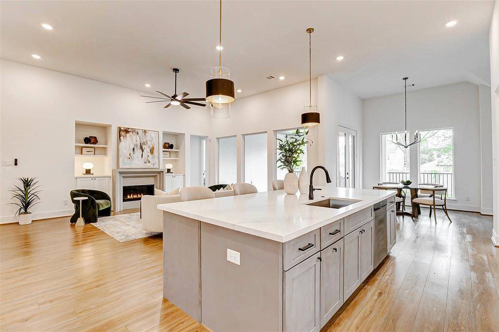 The expansive island offersgenerous seating, making it idealfor casual meals or a quick bite.Stunning quartz countertops arecomplemented by two elegantpendant lights, adding warmthand sophistication to the space.