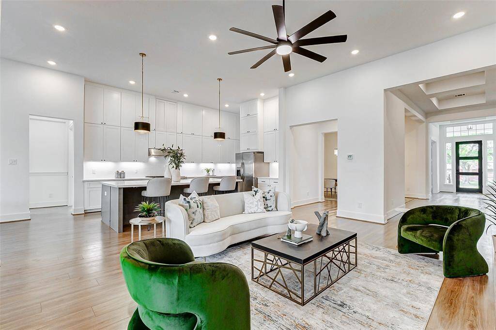 The streamlined kitchenoverlooks the bright, open livingspaces, offering an abundanceof culinary conveniences thatmake hosting and entertainingeffortless.