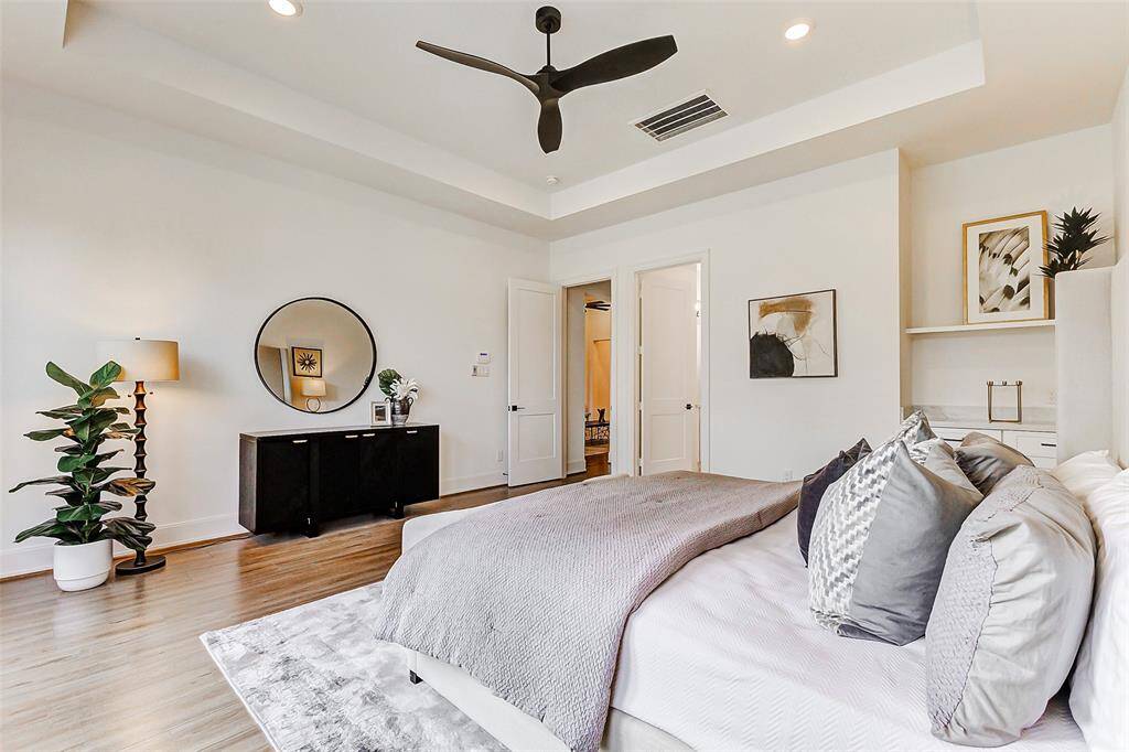 With ample space to easilyaccommodate a king-size bedset, this room provides theperfect retreat for unwindingafter a long day.