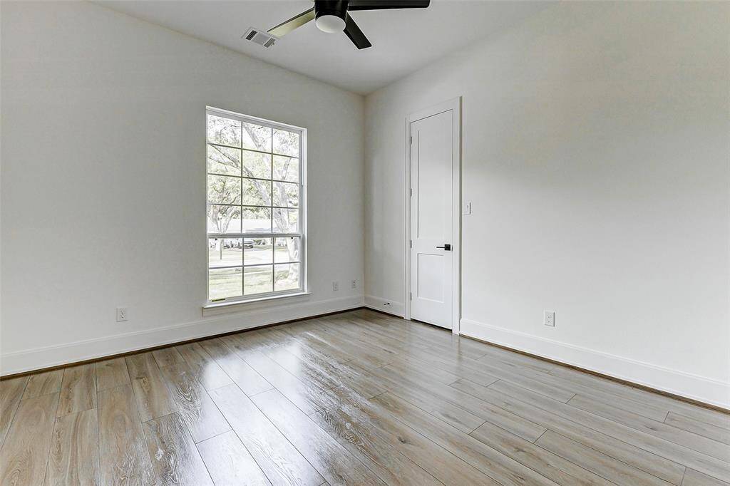 This home boasts three stunning guest rooms, each featuring wide plank floors, tasteful decorator paint, and a ceiling fan for added comfort and style.