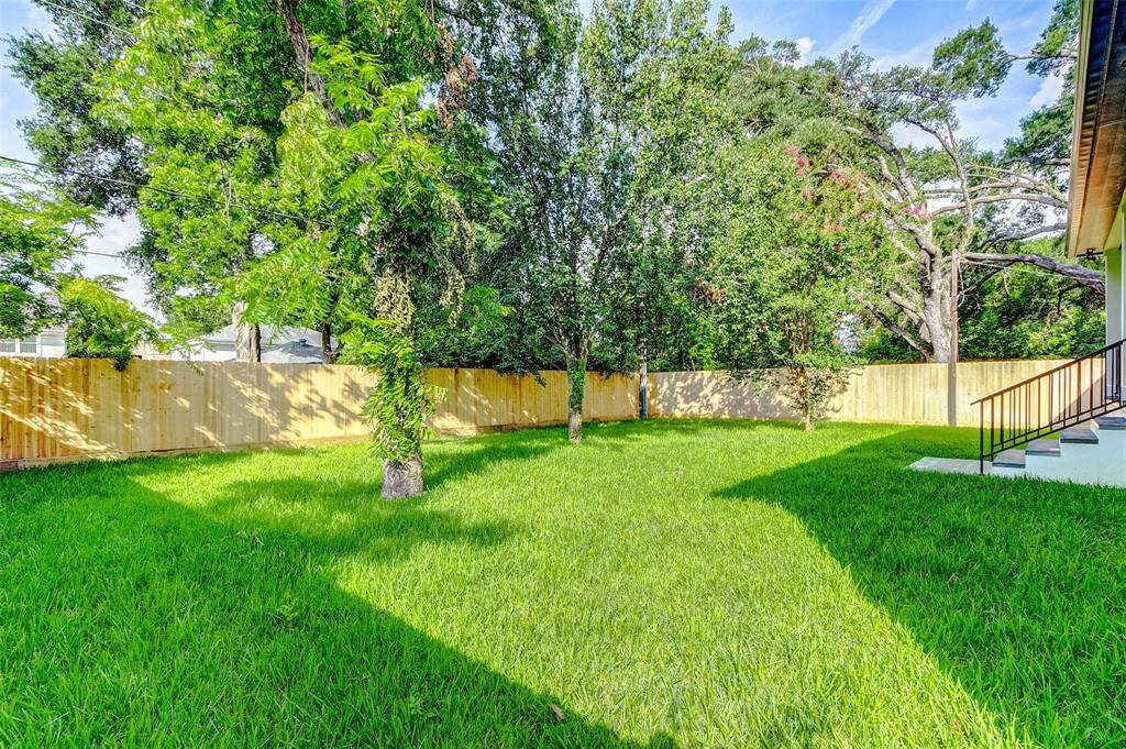 This expansive yard provides ample space for gardening, recreation, and entertaining family and friends, making it the perfect outdoor retreat.