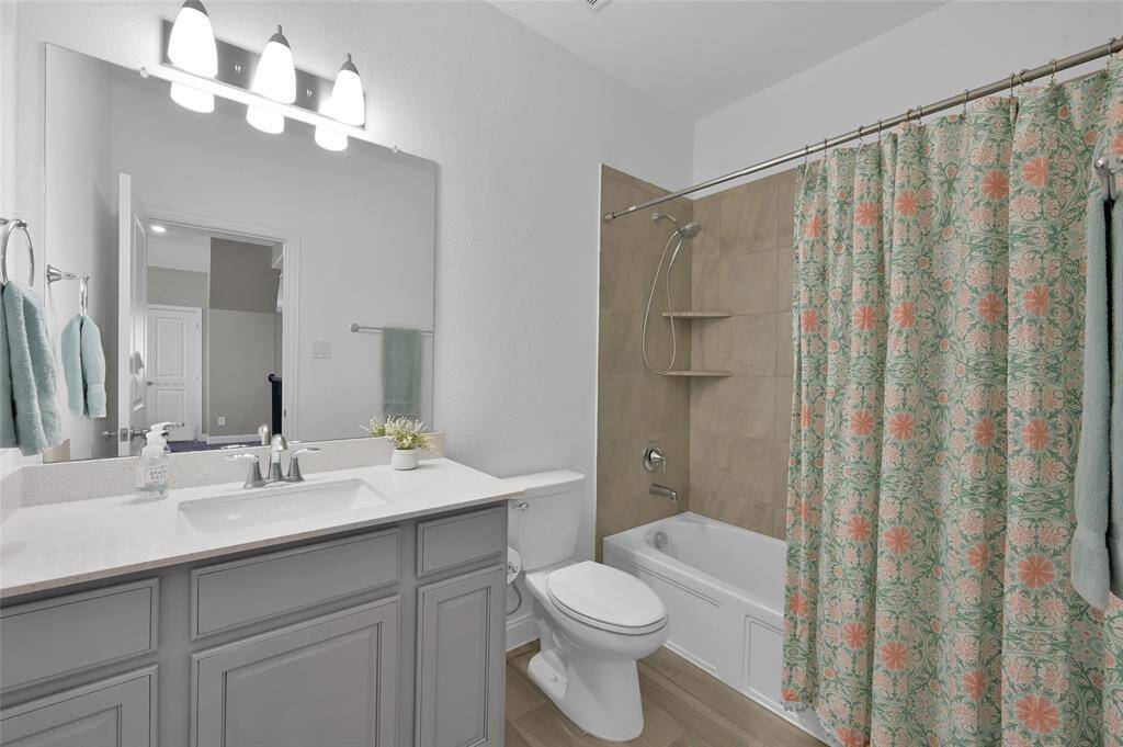 Bathroom 3 (Upstairs)