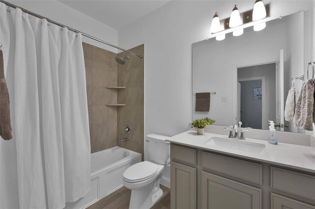 Bathroom 4 (Upstairs)