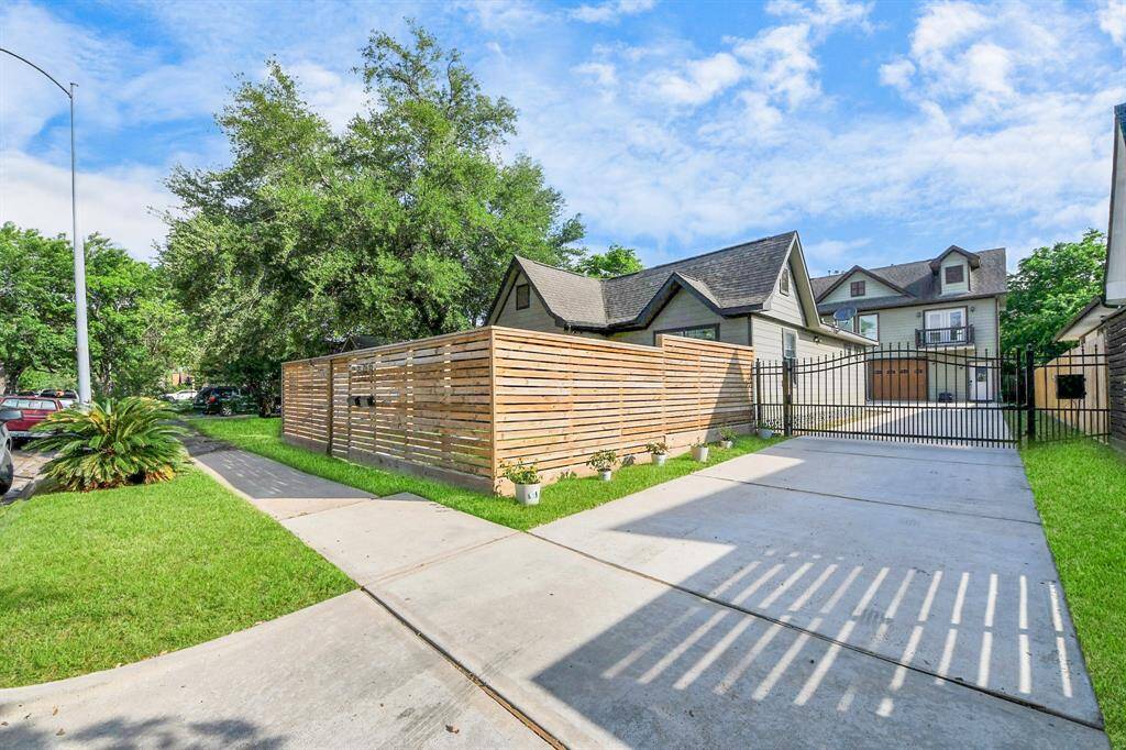 Welcome to 1561 Scharpe St located in EaDo