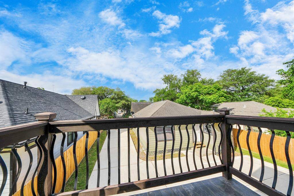 garage apt balcony