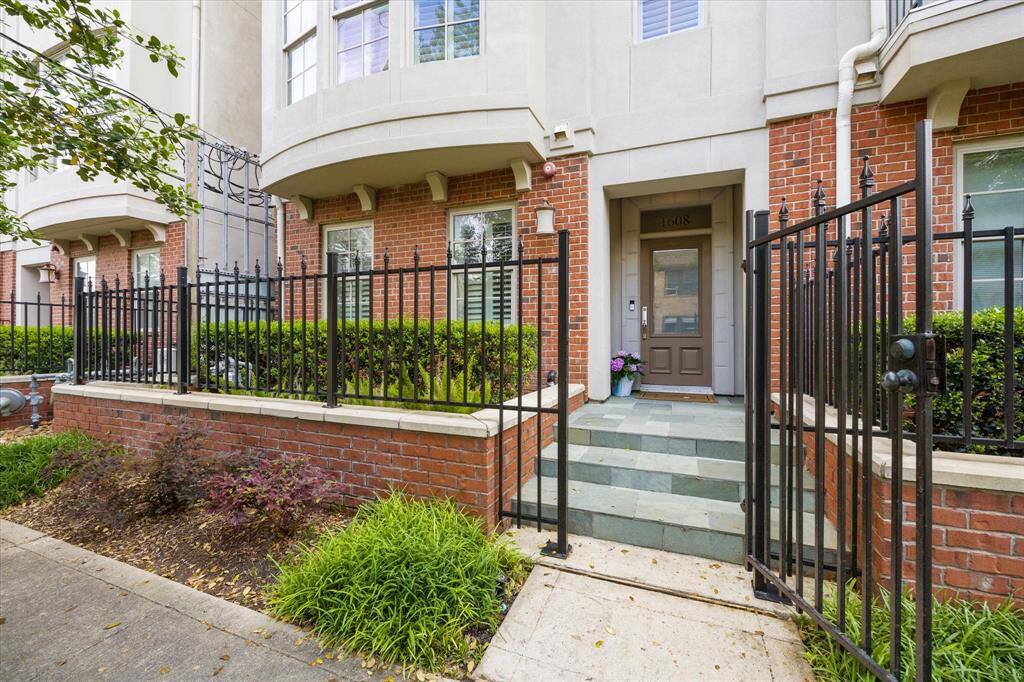 Behind this lockable gate is a small green space to welcome your guests.