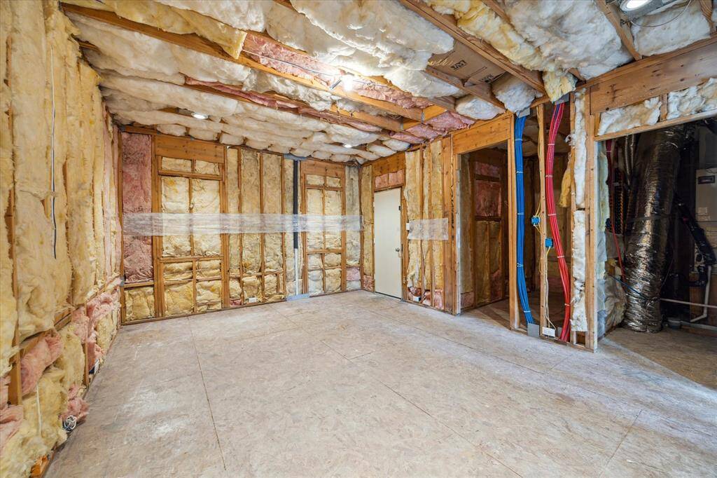 This is the potential 4th bedroom that is on the 4th floor where the rooftop deck is.