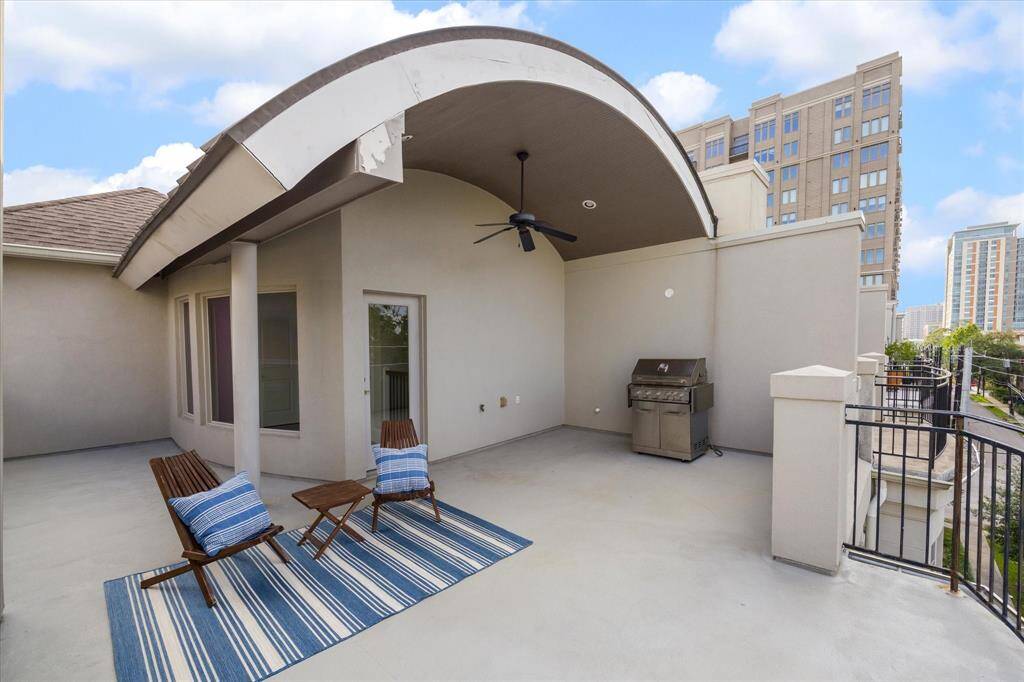 To live right in the heart of the Museum District, and have such a great outdoor space is within reach.