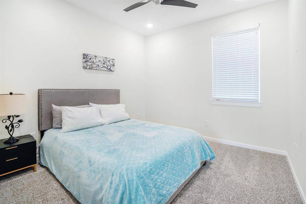 Secondary bedroom.