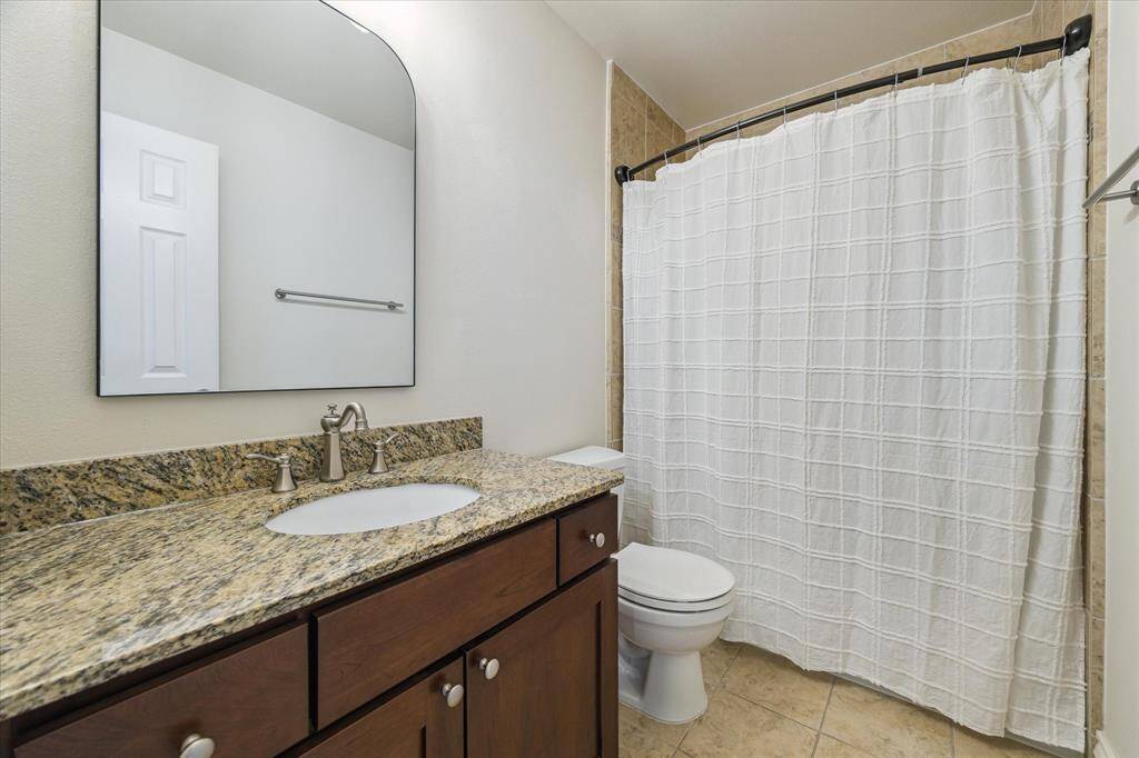 Secondary bathroom with a tub/shower combo.