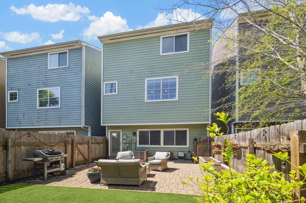 Another view of the fabulous backyard!