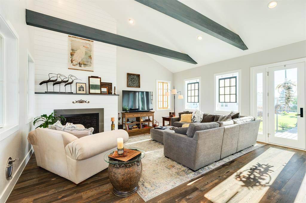 Cozy living room, luxury vinyl plank throughout, easy to maintain.