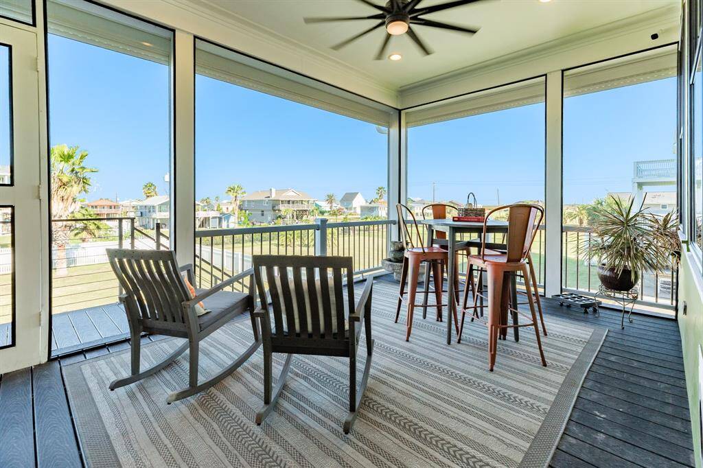 You will LOVE the LARGE screened in porch!