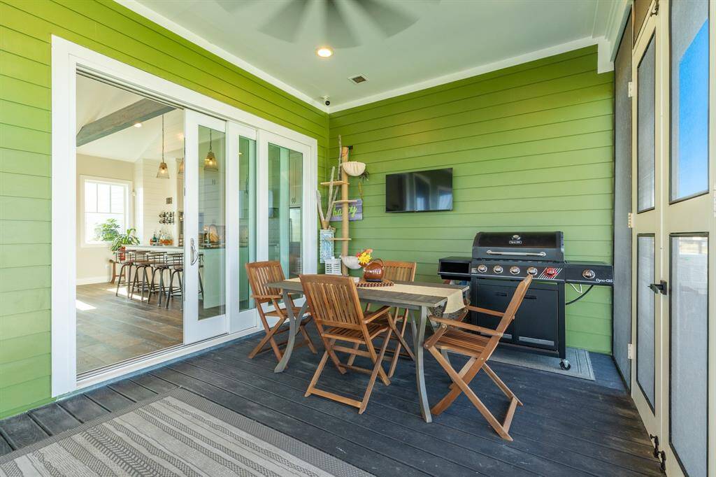 Large Screened in porch.