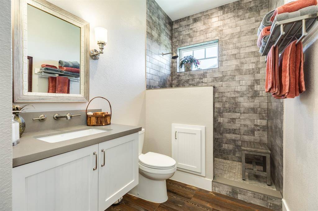 Full Guest for bath on 1st floor with tile.  Extra large shower.