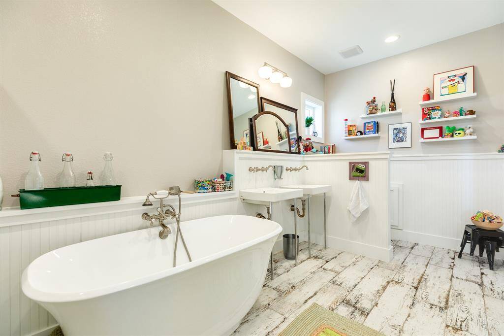 Dual sinks, soaker tub and double shower