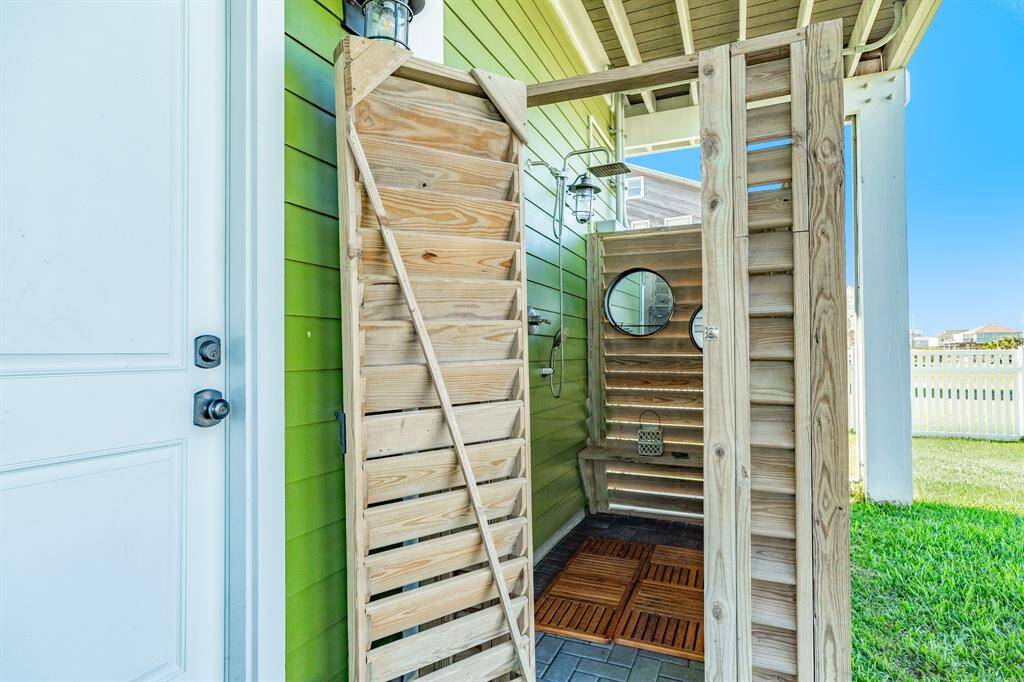 There is even an outdoor shower to wash off those sandy toes