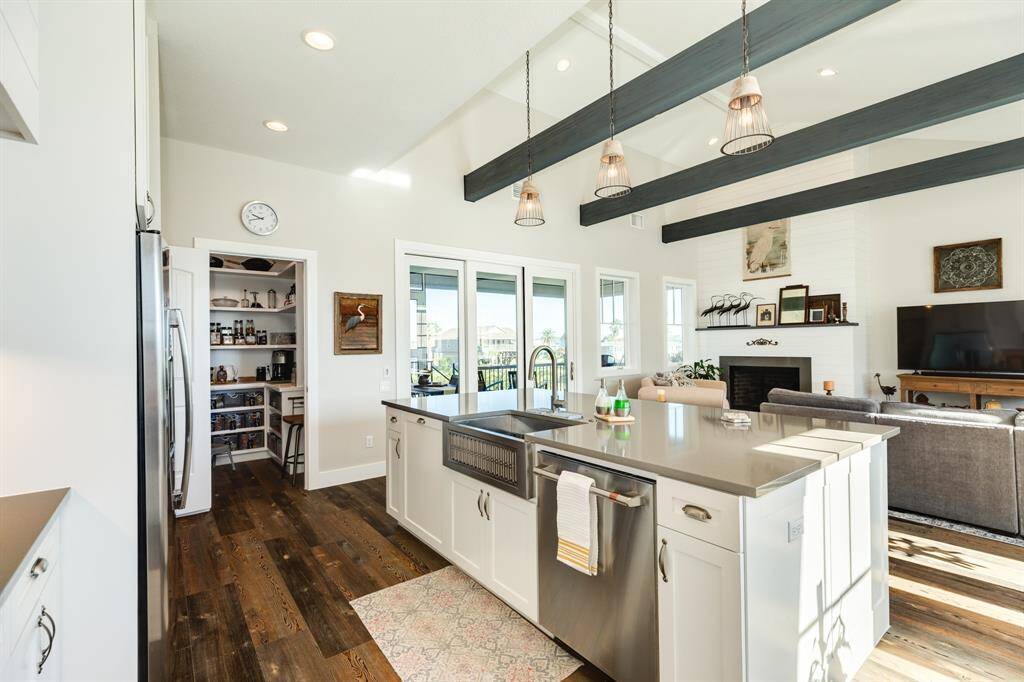 Soft close drawers and cabinets.  Under cabinet lighting. Quartz countertops.