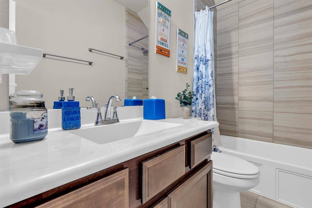 2nd full sized shower/tub combo.