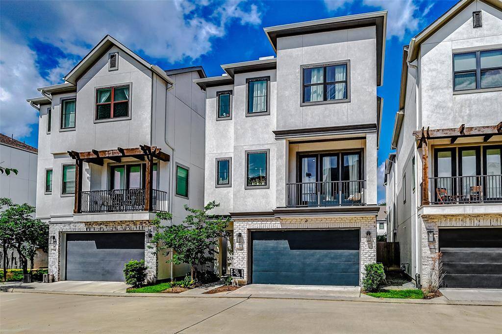Set within the private, gated enclave of Spring Valley Point, the home features a clean, contemporary façade with elegant architectural lines, low-maintenance landscaping, and a welcoming entry—just minutes from I-10 and top-rated schools.