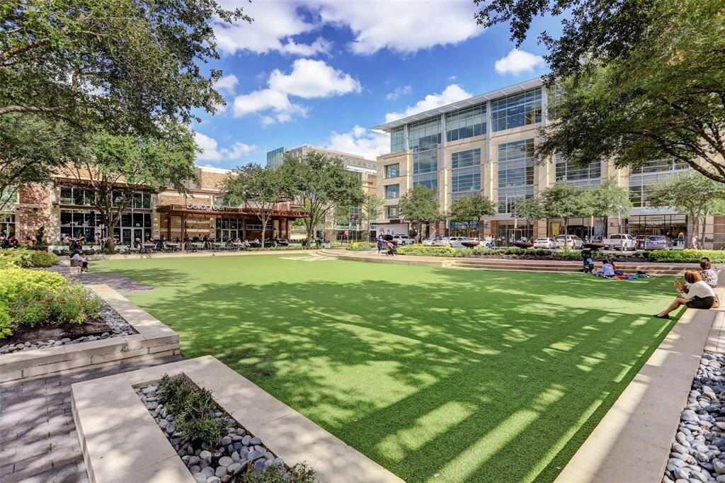 Minutes from TONS of popular shopping and dining at City Centre and Memorial City Mall