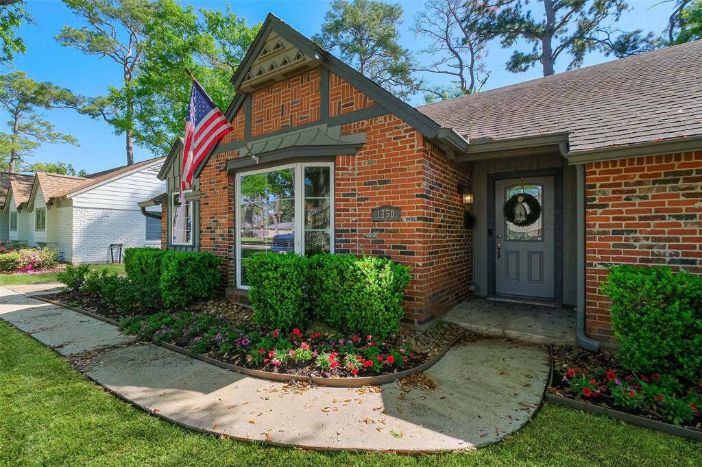 Stylish hardwood front door with beveled glass inlay. Ring security doorbell included. Inviting entrance welcomes you to this beautiful home!