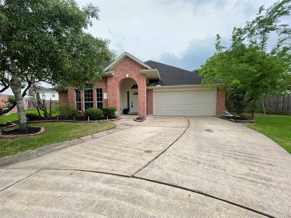 Spacious driveway