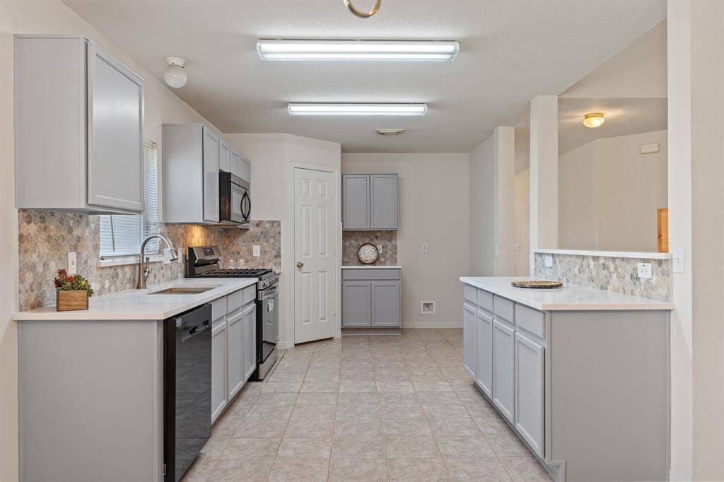 Just picture yourself cooking in this beautiful kitchen with quartz countertops and undermounted sink.