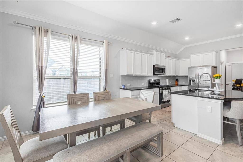 Sunny breakfast area overlooking the backyard, perfect for casual dining.