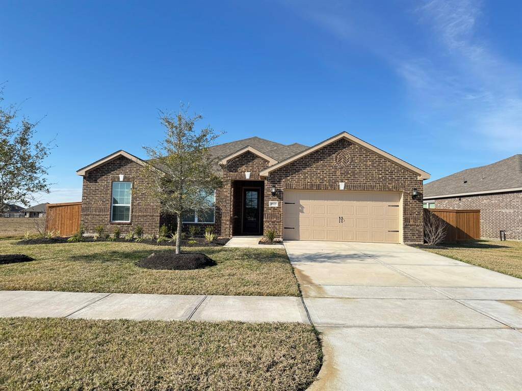This spacious, single-story floor plan is ideal for homeowners who enjoy entertaining friends and family. Actual finishes and selections may vary from listing photos.