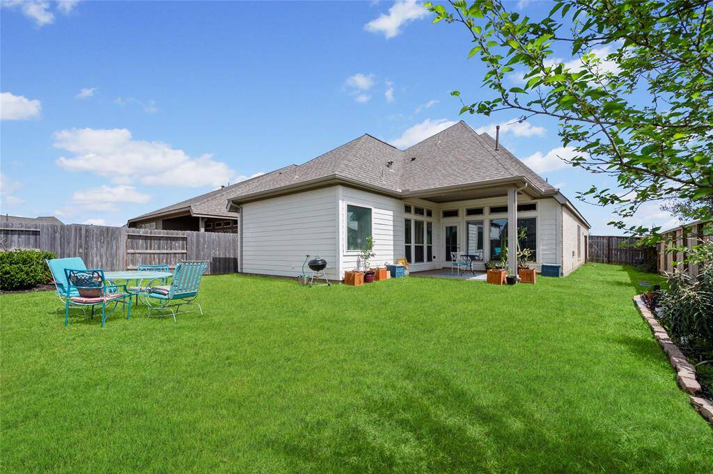 This home sits on a corner lot that is a 2 minute drive to the Amira Resort amenities. Sidewalks and walking trails offer a safe way to get around the community while enjoying the outdoors.